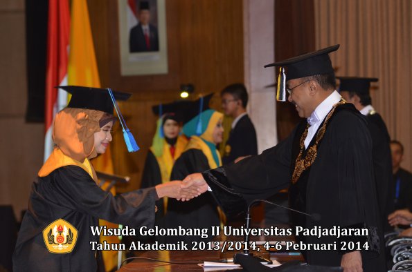 wisuda-unpad-gel-ii-ta-2013_2014-fakultas-ilmu-keperawatan-oleh-rektor-011