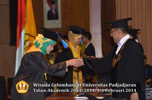 wisuda-unpad-gel-ii-ta-2013_2014-fakultas-ilmu-keperawatan-oleh-rektor-012