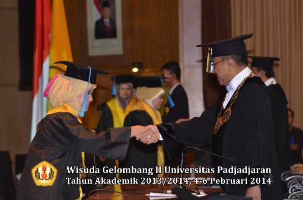 wisuda-unpad-gel-ii-ta-2013_2014-fakultas-ilmu-keperawatan-oleh-rektor-015