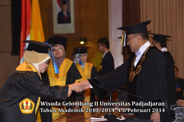 wisuda-unpad-gel-ii-ta-2013_2014-fakultas-ilmu-keperawatan-oleh-rektor-016