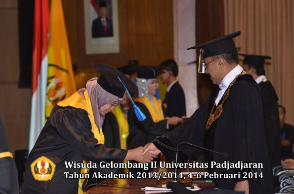 wisuda-unpad-gel-ii-ta-2013_2014-fakultas-ilmu-keperawatan-oleh-rektor-017