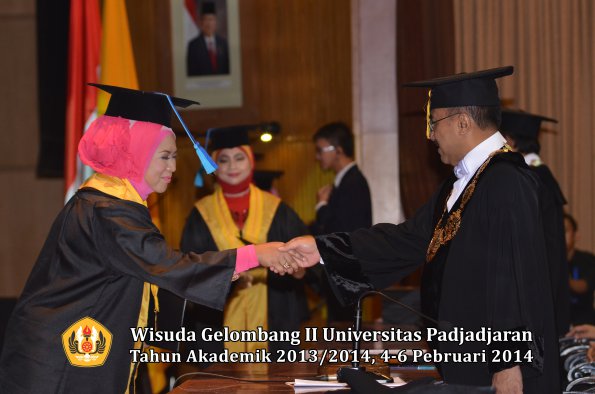 wisuda-unpad-gel-ii-ta-2013_2014-fakultas-ilmu-keperawatan-oleh-rektor-022