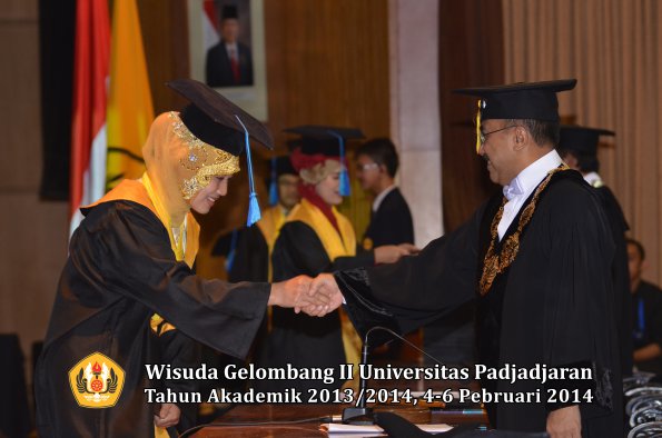 wisuda-unpad-gel-ii-ta-2013_2014-fakultas-ilmu-keperawatan-oleh-rektor-023