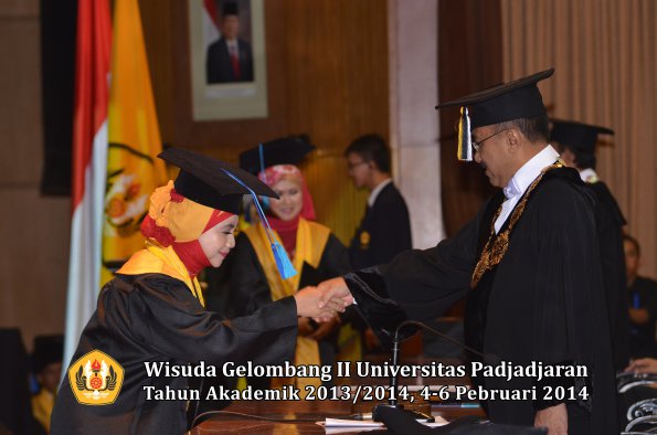 wisuda-unpad-gel-ii-ta-2013_2014-fakultas-ilmu-keperawatan-oleh-rektor-024