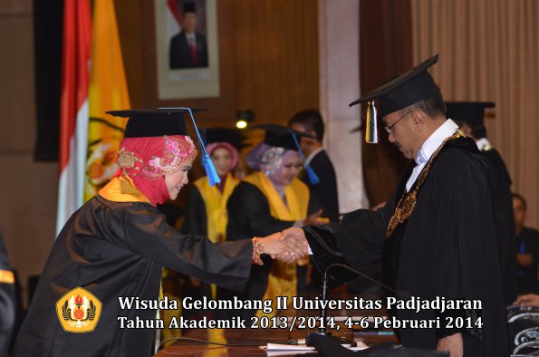 wisuda-unpad-gel-ii-ta-2013_2014-fakultas-ilmu-keperawatan-oleh-rektor-025