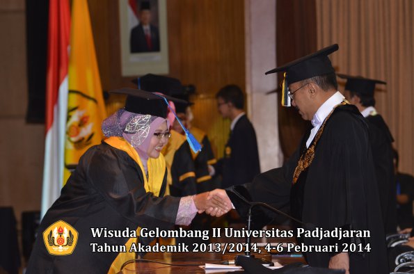 wisuda-unpad-gel-ii-ta-2013_2014-fakultas-ilmu-keperawatan-oleh-rektor-026