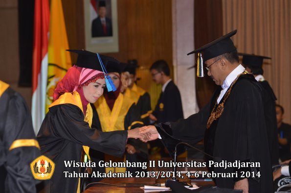 wisuda-unpad-gel-ii-ta-2013_2014-fakultas-ilmu-keperawatan-oleh-rektor-027