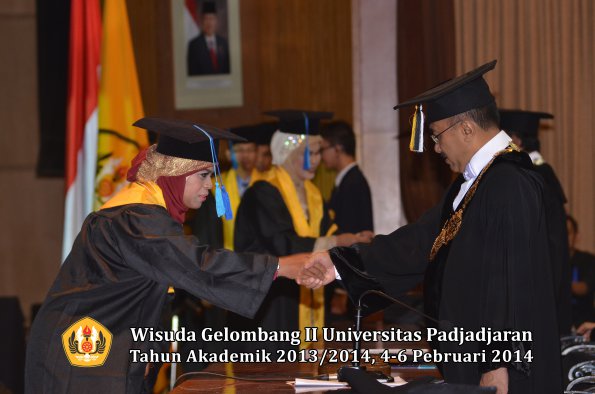 wisuda-unpad-gel-ii-ta-2013_2014-fakultas-ilmu-keperawatan-oleh-rektor-028