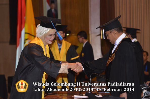 wisuda-unpad-gel-ii-ta-2013_2014-fakultas-ilmu-keperawatan-oleh-rektor-029