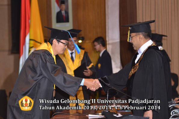 wisuda-unpad-gel-ii-ta-2013_2014-fakultas-ilmu-keperawatan-oleh-rektor-030