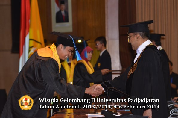 wisuda-unpad-gel-ii-ta-2013_2014-fakultas-ilmu-keperawatan-oleh-rektor-031