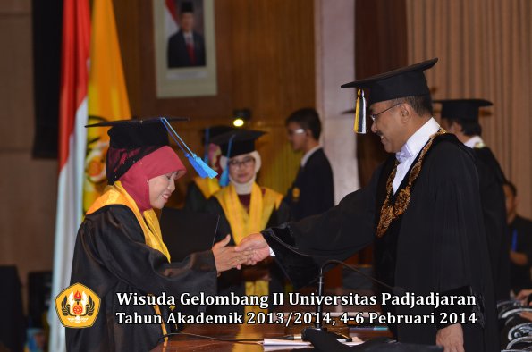 wisuda-unpad-gel-ii-ta-2013_2014-fakultas-ilmu-keperawatan-oleh-rektor-032