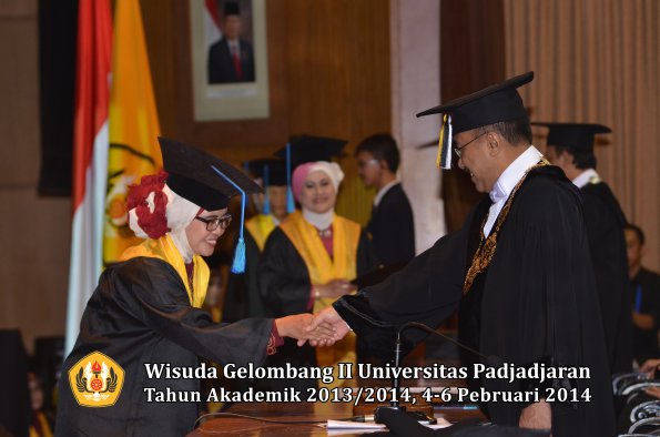 wisuda-unpad-gel-ii-ta-2013_2014-fakultas-ilmu-keperawatan-oleh-rektor-033