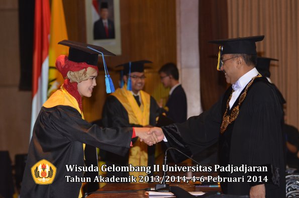 wisuda-unpad-gel-ii-ta-2013_2014-fakultas-ilmu-keperawatan-oleh-rektor-034