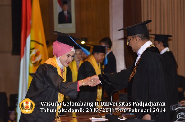 wisuda-unpad-gel-ii-ta-2013_2014-fakultas-ilmu-keperawatan-oleh-rektor-035