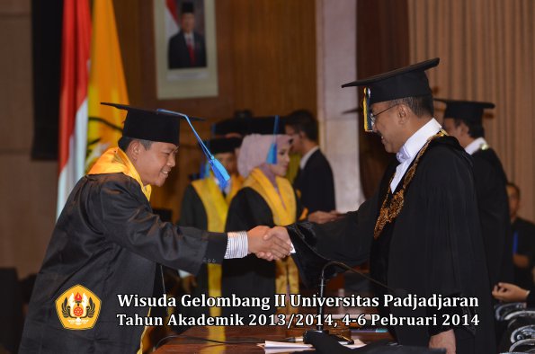 wisuda-unpad-gel-ii-ta-2013_2014-fakultas-ilmu-keperawatan-oleh-rektor-036