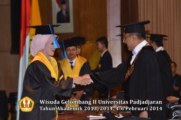 wisuda-unpad-gel-ii-ta-2013_2014-fakultas-ilmu-keperawatan-oleh-rektor-037