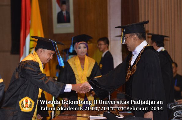 wisuda-unpad-gel-ii-ta-2013_2014-fakultas-ilmu-keperawatan-oleh-rektor-038