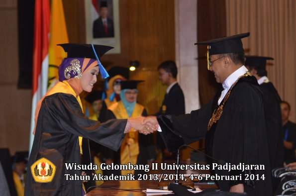 wisuda-unpad-gel-ii-ta-2013_2014-fakultas-ilmu-keperawatan-oleh-rektor-039