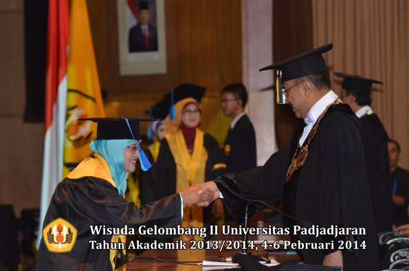 wisuda-unpad-gel-ii-ta-2013_2014-fakultas-ilmu-keperawatan-oleh-rektor-040