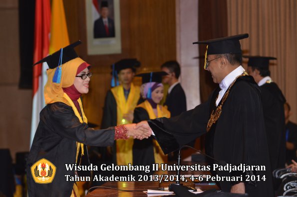 wisuda-unpad-gel-ii-ta-2013_2014-fakultas-ilmu-keperawatan-oleh-rektor-041