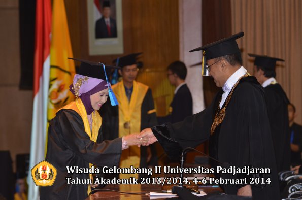 wisuda-unpad-gel-ii-ta-2013_2014-fakultas-ilmu-keperawatan-oleh-rektor-042