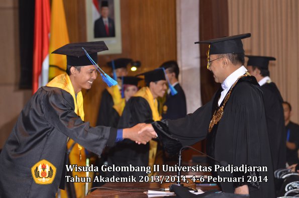 wisuda-unpad-gel-ii-ta-2013_2014-fakultas-ilmu-keperawatan-oleh-rektor-043