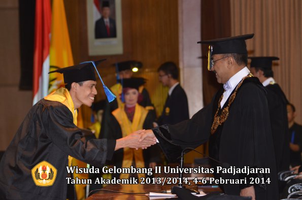 wisuda-unpad-gel-ii-ta-2013_2014-fakultas-ilmu-keperawatan-oleh-rektor-044