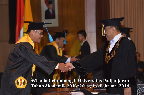 wisuda-unpad-gel-ii-ta-2013_2014-fakultas-ilmu-keperawatan-oleh-rektor-045