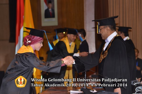 wisuda-unpad-gel-ii-ta-2013_2014-fakultas-ilmu-keperawatan-oleh-rektor-046