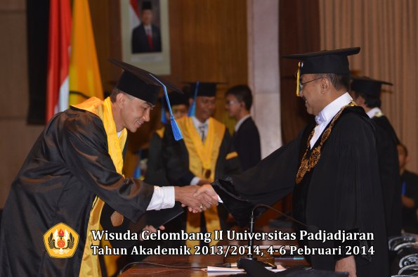 wisuda-unpad-gel-ii-ta-2013_2014-fakultas-ilmu-keperawatan-oleh-rektor-047