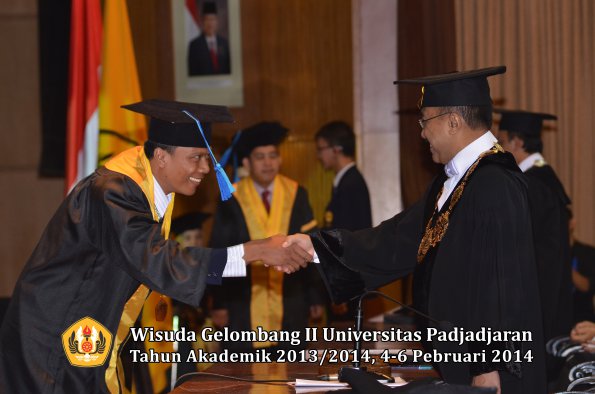 wisuda-unpad-gel-ii-ta-2013_2014-fakultas-ilmu-keperawatan-oleh-rektor-048