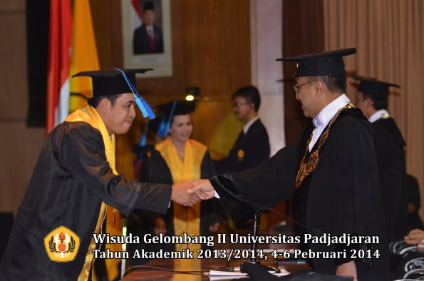 wisuda-unpad-gel-ii-ta-2013_2014-fakultas-ilmu-keperawatan-oleh-rektor-049