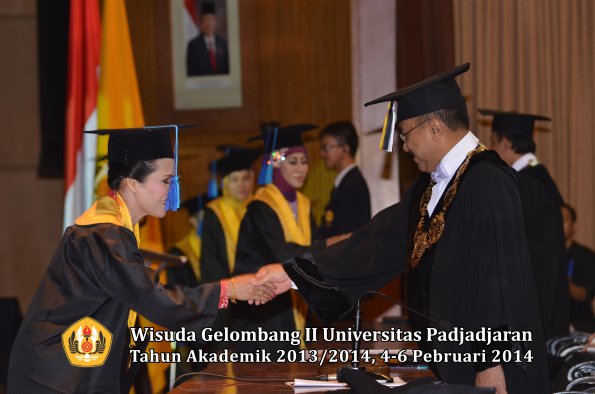 wisuda-unpad-gel-ii-ta-2013_2014-fakultas-ilmu-keperawatan-oleh-rektor-050