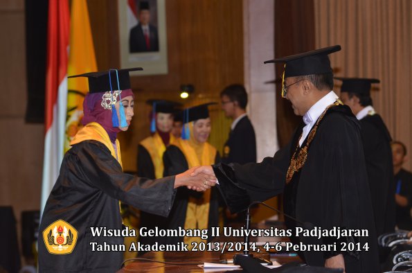 wisuda-unpad-gel-ii-ta-2013_2014-fakultas-ilmu-keperawatan-oleh-rektor-051