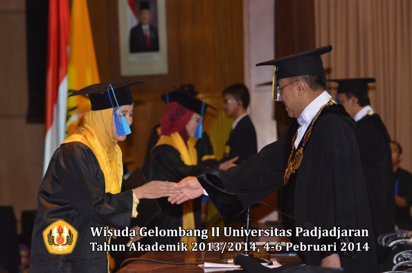 wisuda-unpad-gel-ii-ta-2013_2014-fakultas-ilmu-keperawatan-oleh-rektor-052