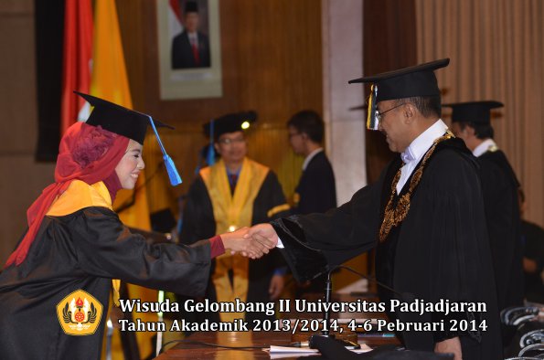 wisuda-unpad-gel-ii-ta-2013_2014-fakultas-ilmu-keperawatan-oleh-rektor-053