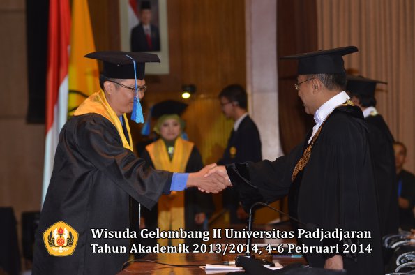 wisuda-unpad-gel-ii-ta-2013_2014-fakultas-ilmu-keperawatan-oleh-rektor-054