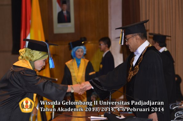 wisuda-unpad-gel-ii-ta-2013_2014-fakultas-ilmu-keperawatan-oleh-rektor-055