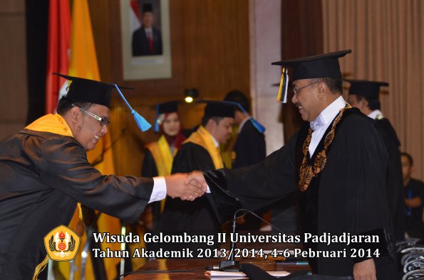 wisuda-unpad-gel-ii-ta-2013_2014-fakultas-ilmu-keperawatan-oleh-rektor-056