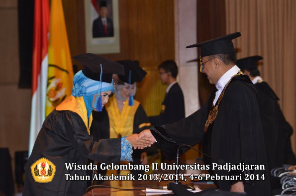 wisuda-unpad-gel-ii-ta-2013_2014-fakultas-ilmu-keperawatan-oleh-rektor-057