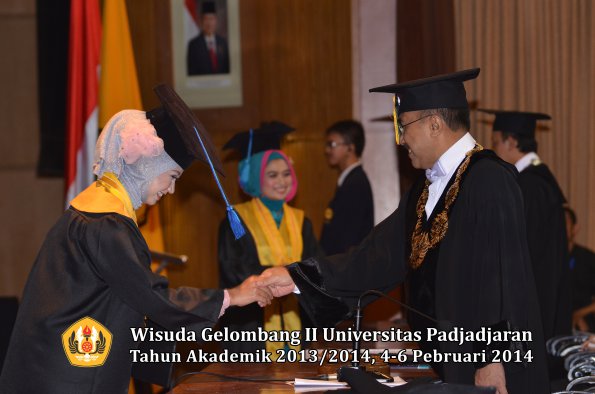 wisuda-unpad-gel-ii-ta-2013_2014-fakultas-ilmu-keperawatan-oleh-rektor-058