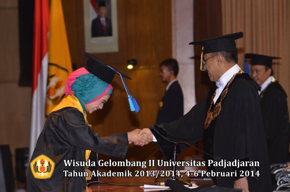 wisuda-unpad-gel-ii-ta-2013_2014-fakultas-ilmu-keperawatan-oleh-rektor-059