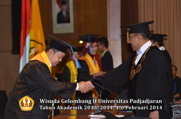 wisuda-unpad-gel-ii-ta-2013_2014-fakultas-ilmu-keperawatan-oleh-rektor-060