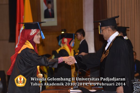 wisuda-unpad-gel-ii-ta-2013_2014-fakultas-ilmu-keperawatan-oleh-rektor-061