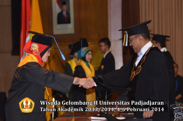 wisuda-unpad-gel-ii-ta-2013_2014-fakultas-ilmu-keperawatan-oleh-rektor-062