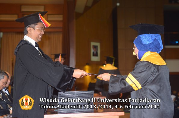 wisuda-unpad-gel-ii-ta-2013_2014-fakultas-ilmu-komunikasi-oleh-dekan-002