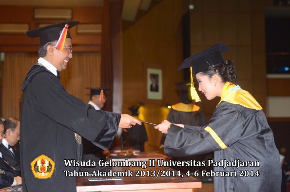 wisuda-unpad-gel-ii-ta-2013_2014-fakultas-ilmu-komunikasi-oleh-dekan-003