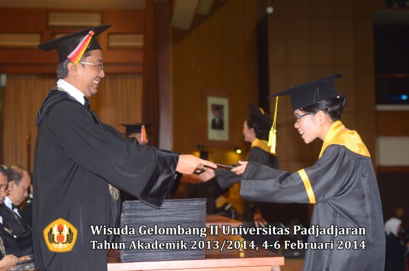 wisuda-unpad-gel-ii-ta-2013_2014-fakultas-ilmu-komunikasi-oleh-dekan-006