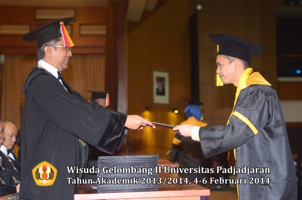 wisuda-unpad-gel-ii-ta-2013_2014-fakultas-ilmu-komunikasi-oleh-dekan-013